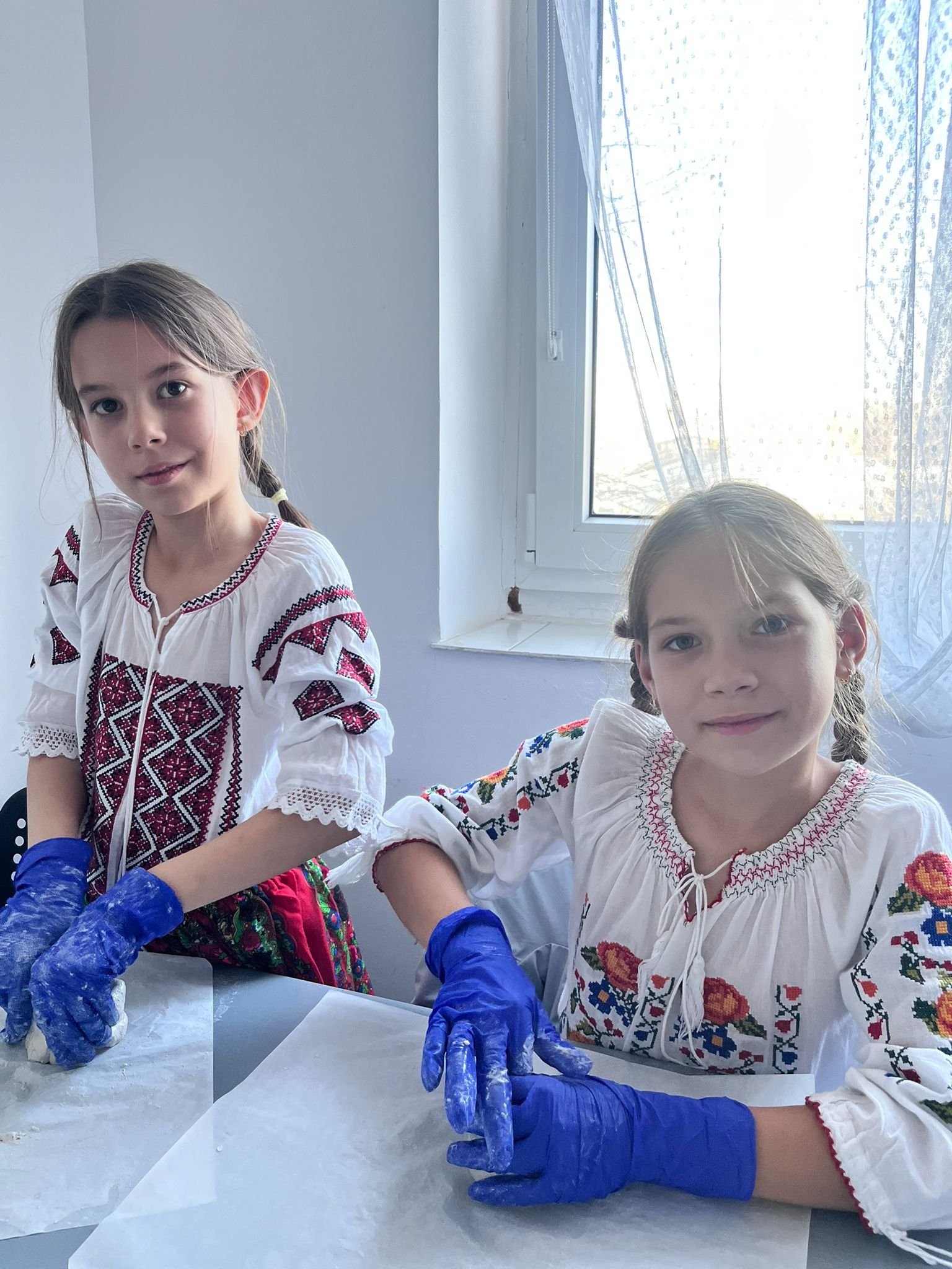 Poza copii participand la workshopuri creative